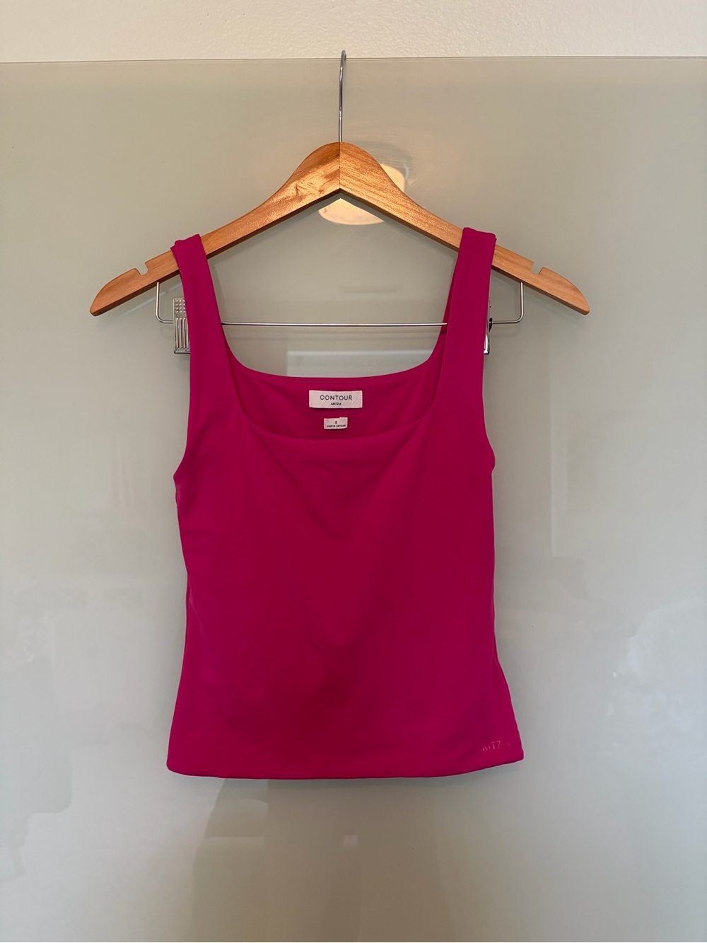 Aritzia Contour Tank Fuscia Small